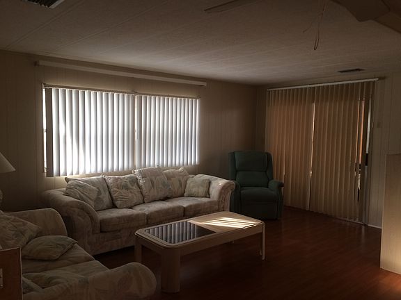 3rd image of 900 Roseau Ave W