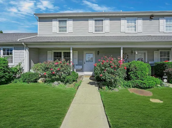 102 Cedar Shake Court #102, Huntington Station, NY 11746