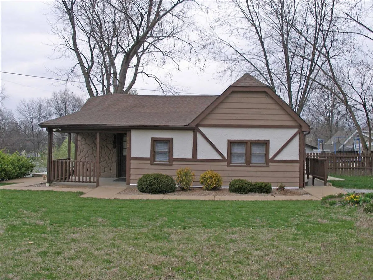 645 Allen Ave photo 1