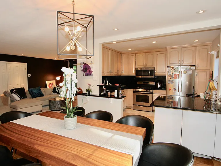 5301 Westbard Cir #301 — Photo 3