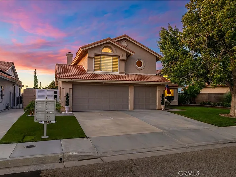 4561 Grandview Dr — Photo 2