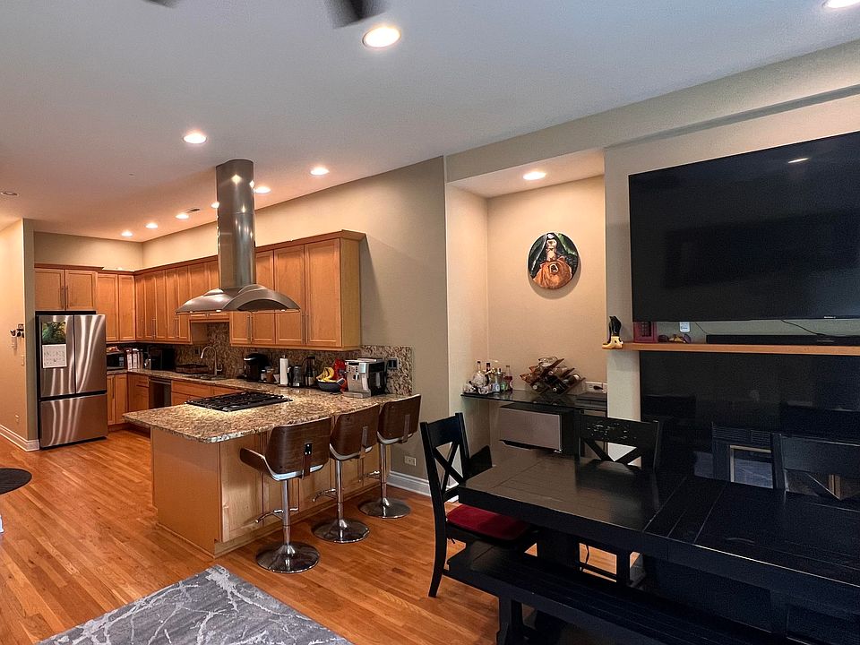 1st image of 857 N La Salle Dr APT 3