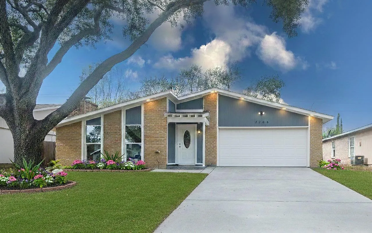 3 bed, 2.0 bath, 1828 sqft, $2,000 — Photo 1