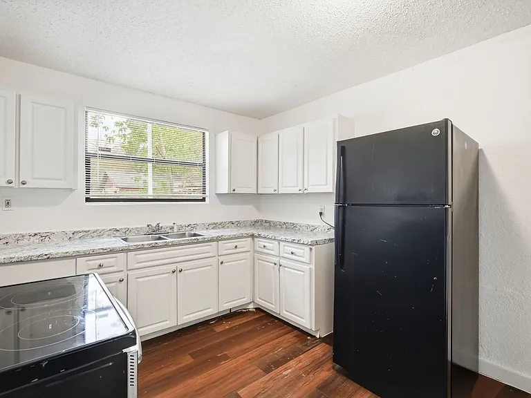 10019 N Jasmine Ave — Photo 8