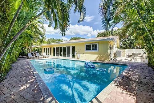 2600 N Riverside Dr Photo 1