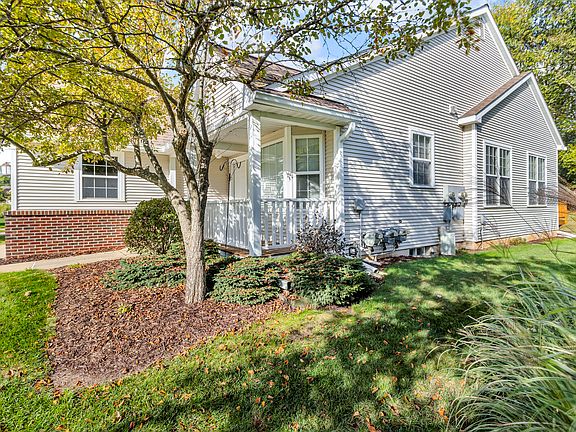 3rd image of 850 E Barrington Cir