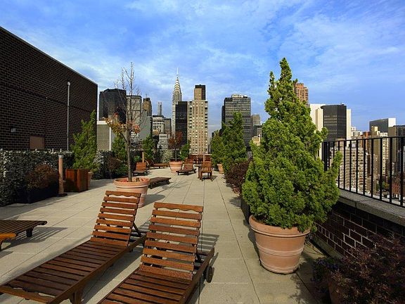 4th image of 166 E 34th St #1502