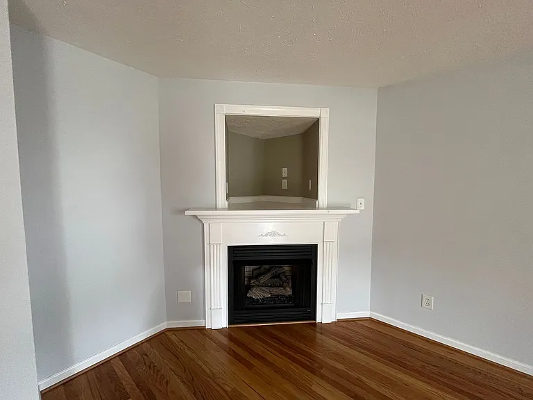 696 Wyndhurst Dr — Photo 4