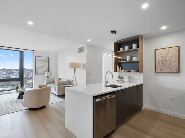72-01 Queens Boulevard image 1 of 37
