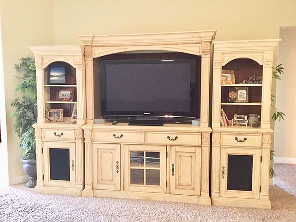 Entertainment center 