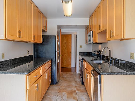 4th image of 975 Burnett Ave APT 4