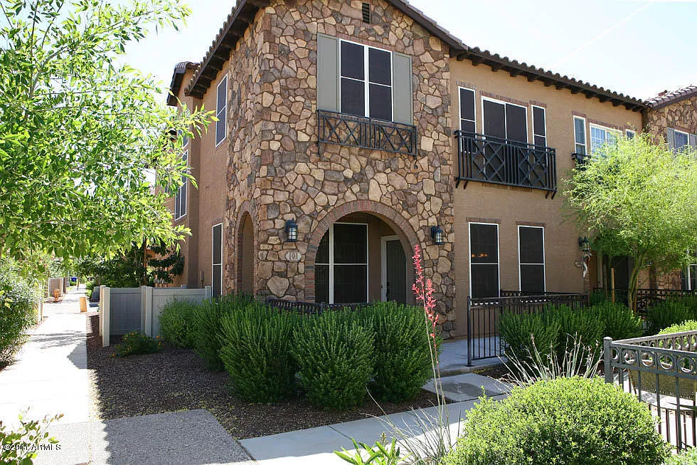 3 br, 2.5 bath townhome in gated Val Vista Classic subdivi, comm pool — Photo 1