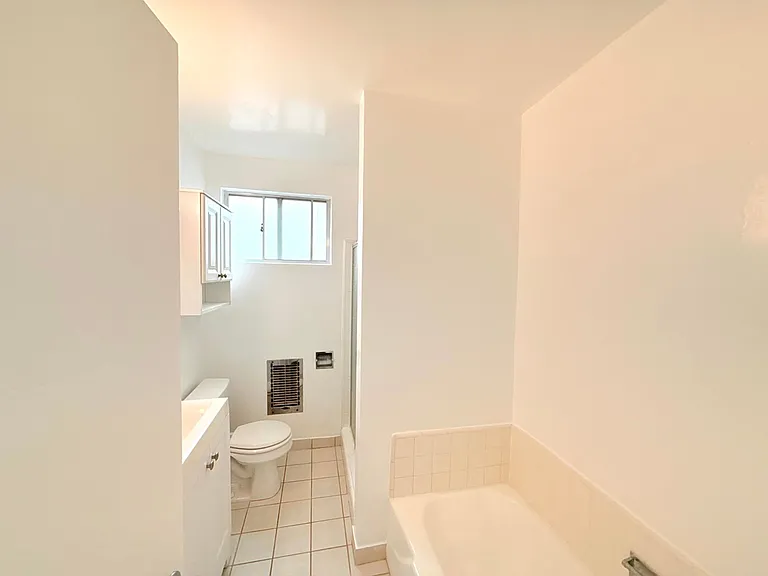 828 4th St #104 — Photo 13