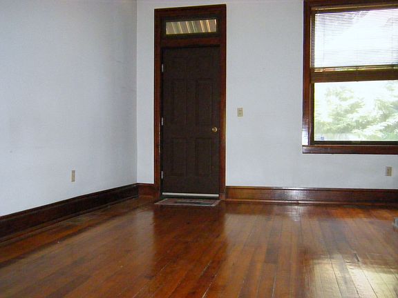 Entry/Living Room