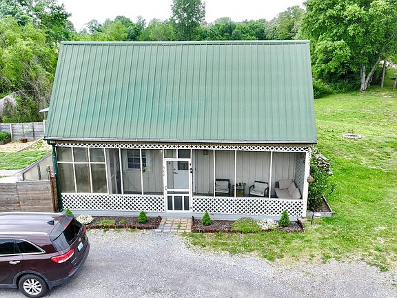 2nd image of 582 Cerulean Rd
