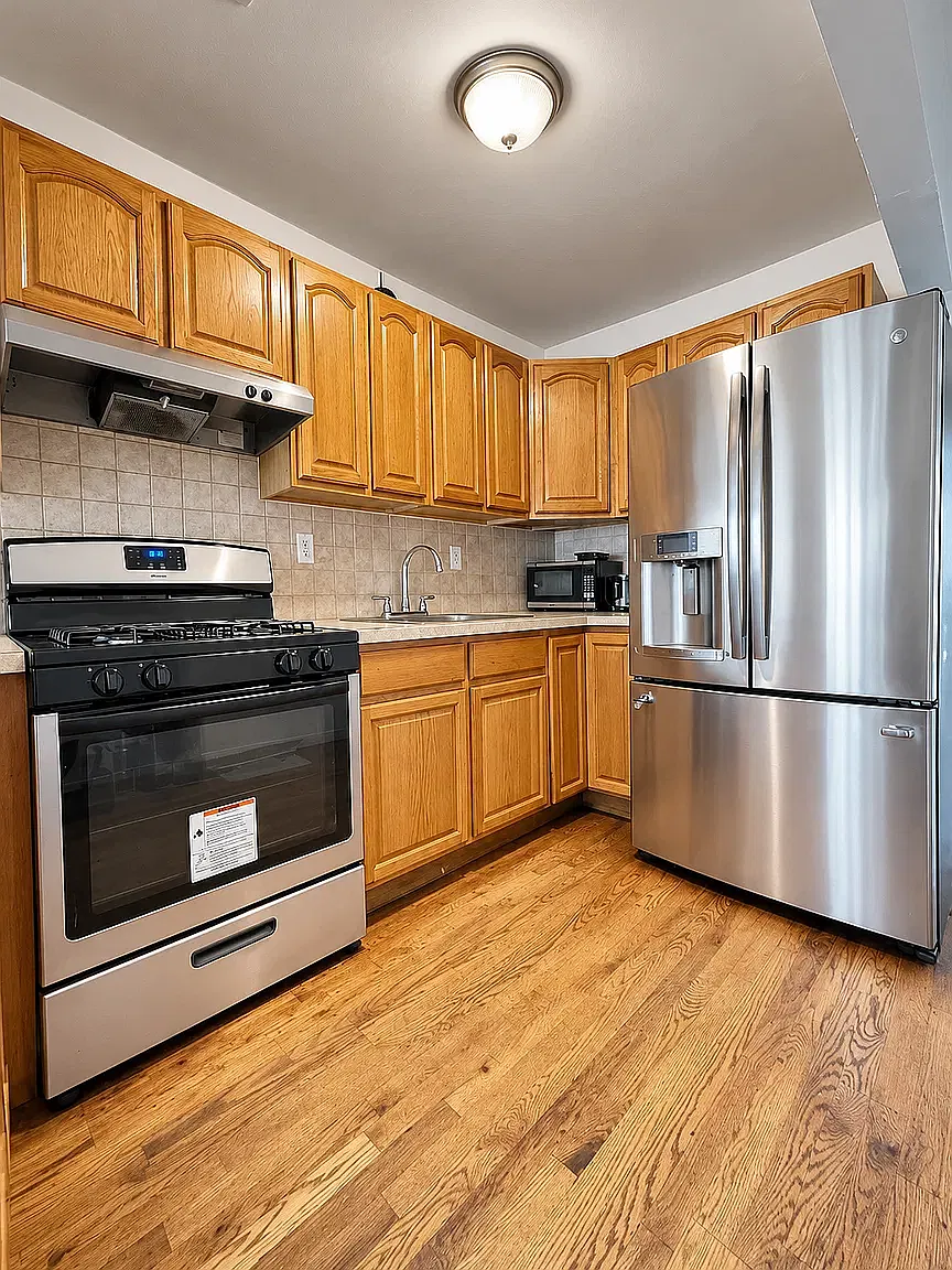 972 Gates Avenue — Photo 3