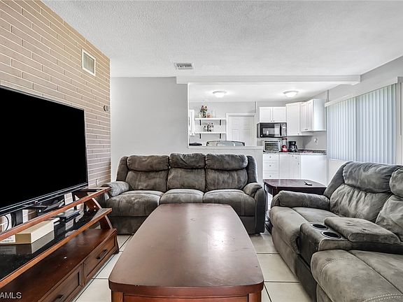 3rd image of 941 Hyacinth St