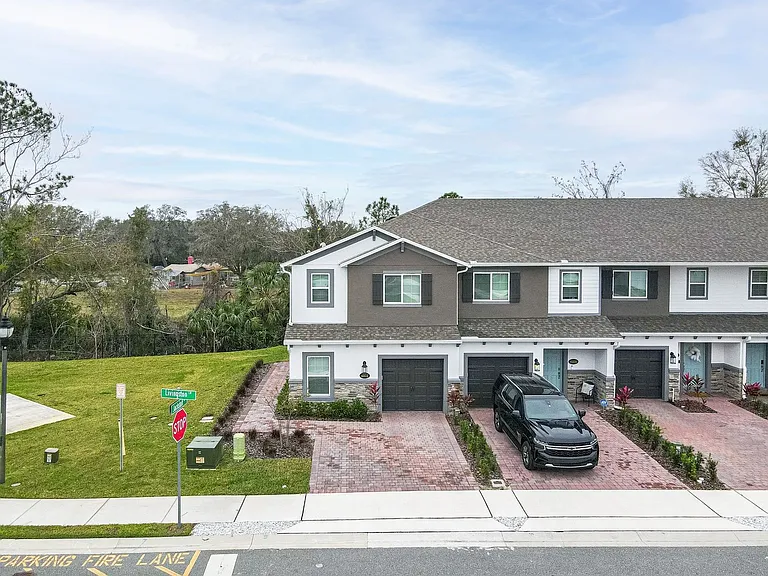 4902 Livingston Ln — Photo 1