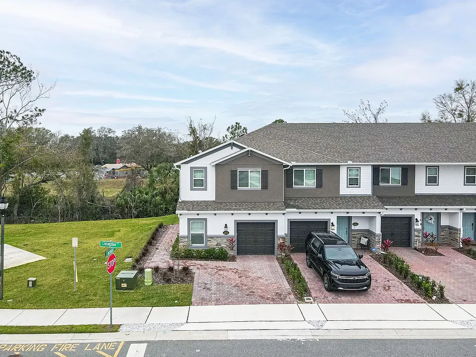 4902 Livingston Ln