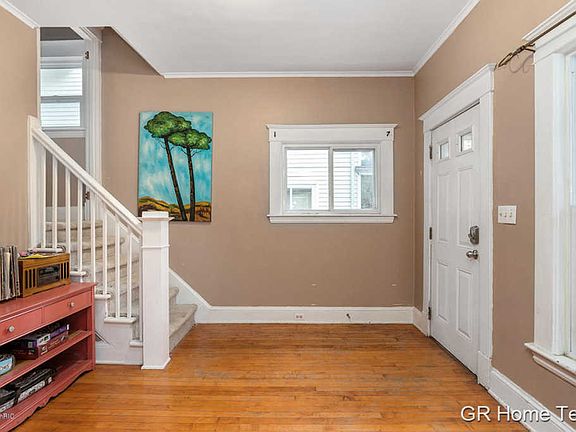 4th image of 1364 College Ave NE