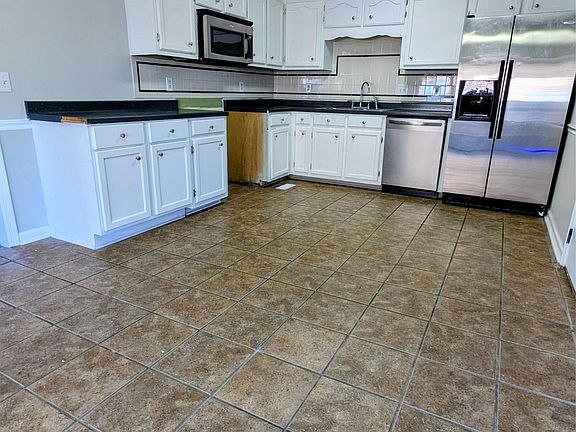 4th image of 221 Benefield Dr