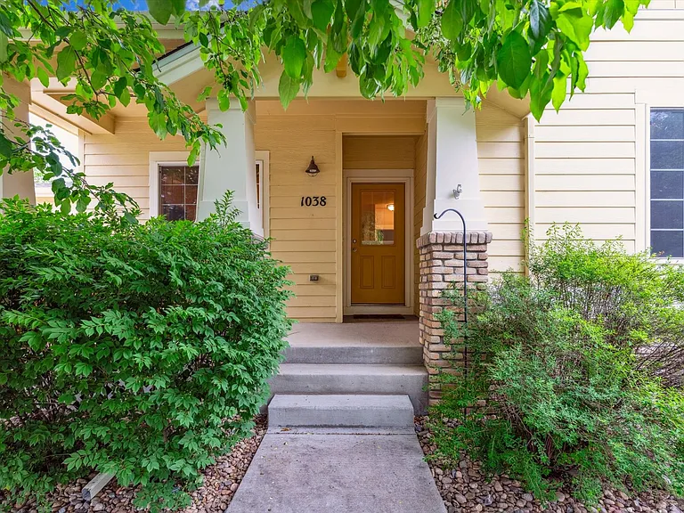 1038 Village Cir — Photo 1