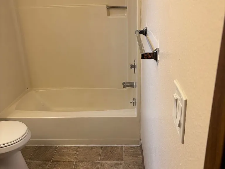 1 Bedroom 1 Bathroom at Hollywood Park Apartments — Photo 14