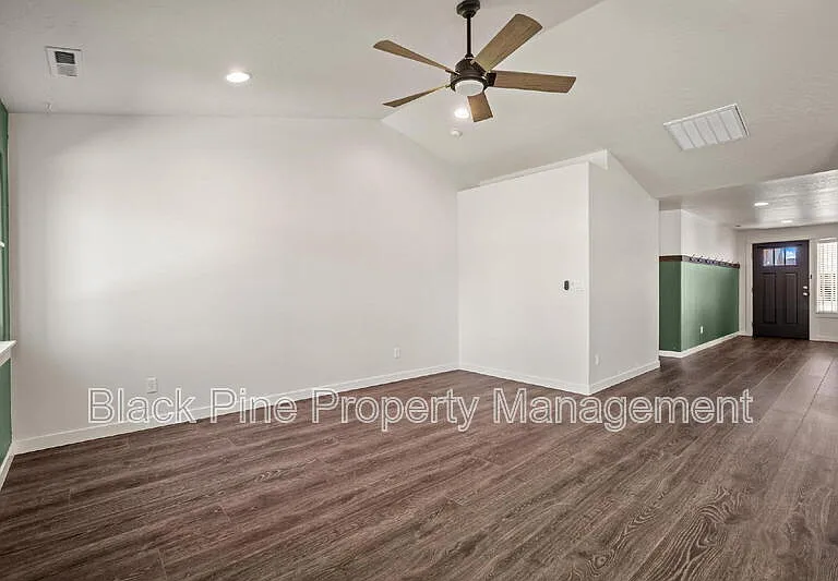 644 Stanley Lake St — Photo 14