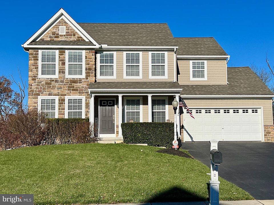 1st image of 105 Surrey Ln