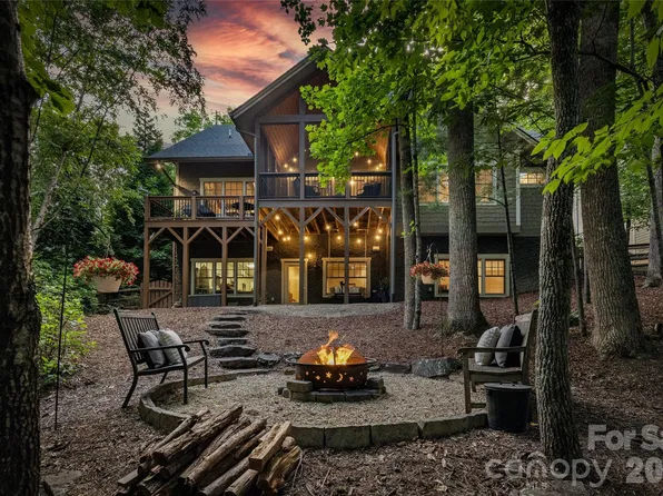 15 E Owl Creek Ln, Fairview, NC 28730