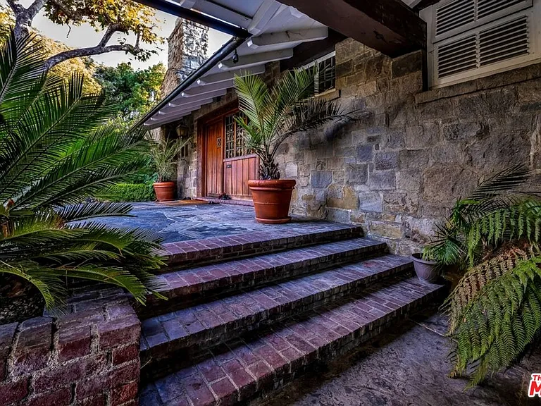 829 N Whittier Dr — Photo 45