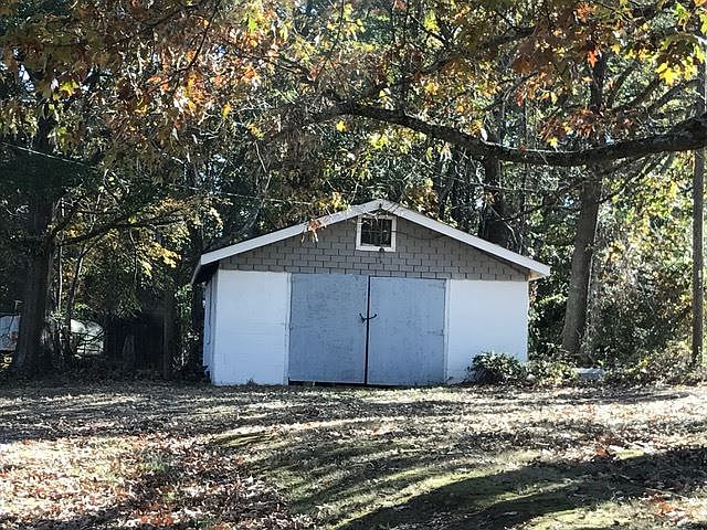 2nd image of 653 Lake Rd