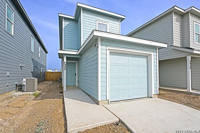 3 bed, 2.5 bath, 1360 sqft, $1,295 — Photo 1