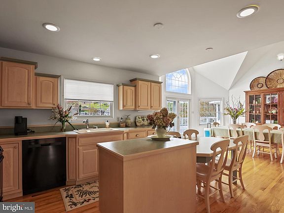 4th image of 218 Point Rd