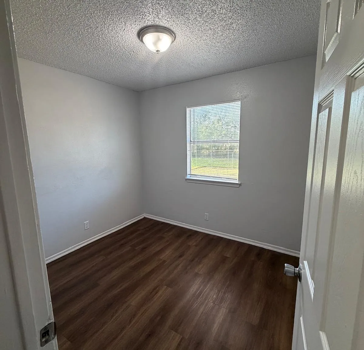 3 bed, 854 sqft, $899 — Photo 4