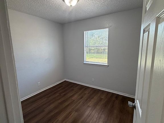 4th image of 4236 Commercial Ave #2