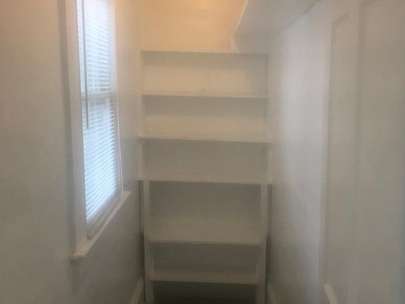 3rd image of 326 E Chestnut St