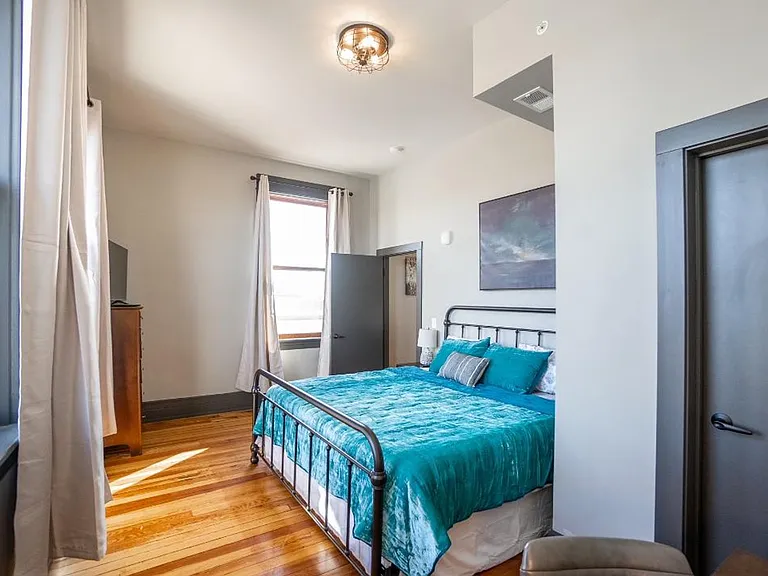 302 Commercial St — Photo 4