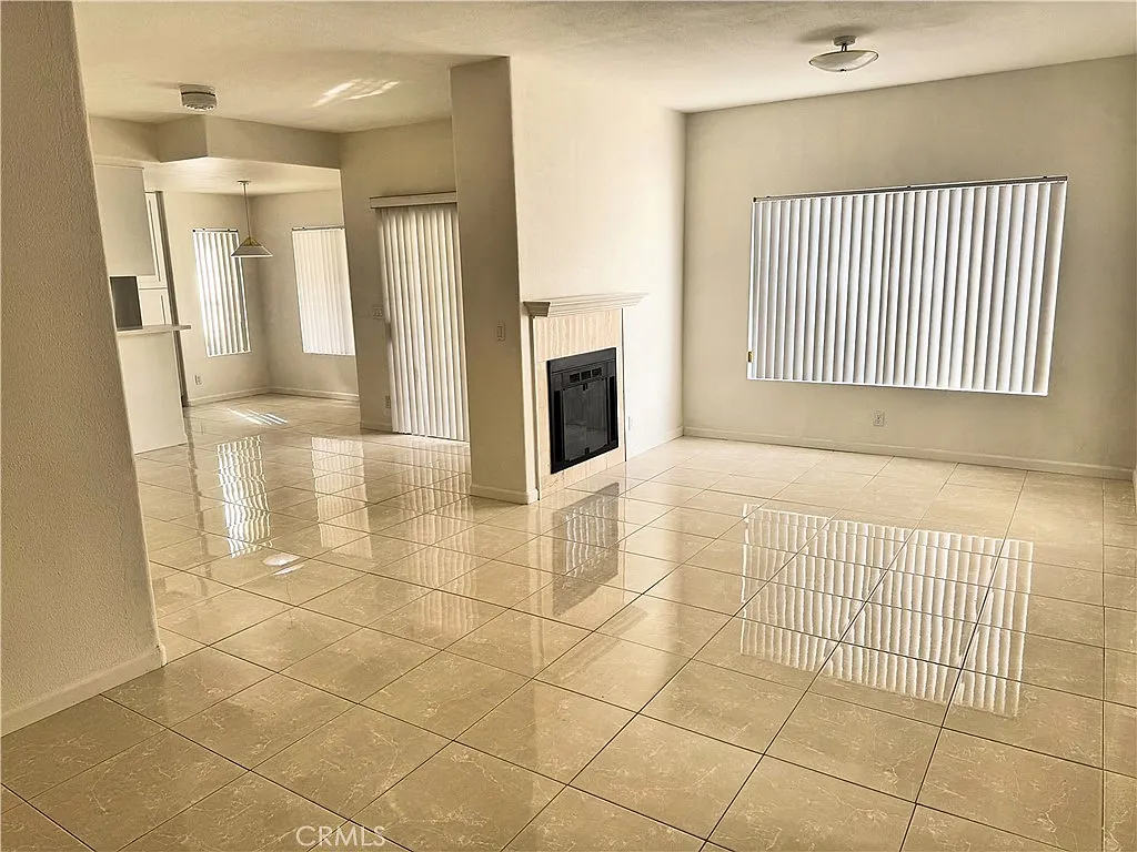 4 bed, 1946 sqft, $4,100 — Photo 2