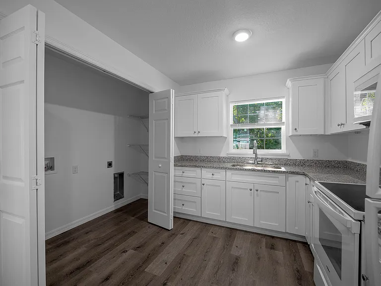 1545 NE 14th St — Photo 3