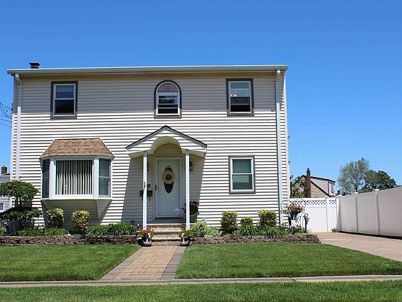 3rd image of 18 Plymouth Dr