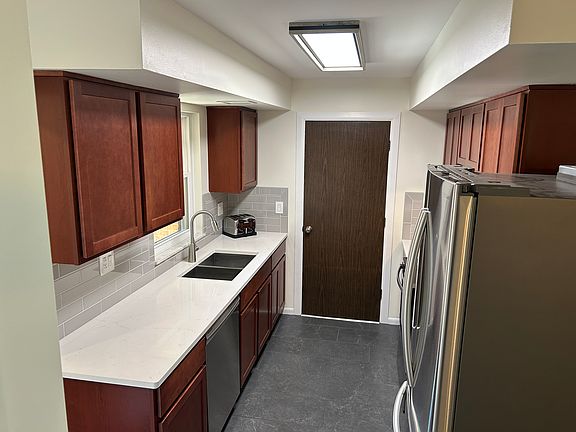 5th image of 442 Blackstone Dr