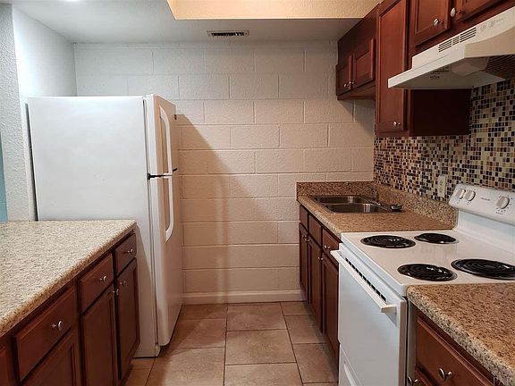 4th image of 1177 E Lloyd St #304