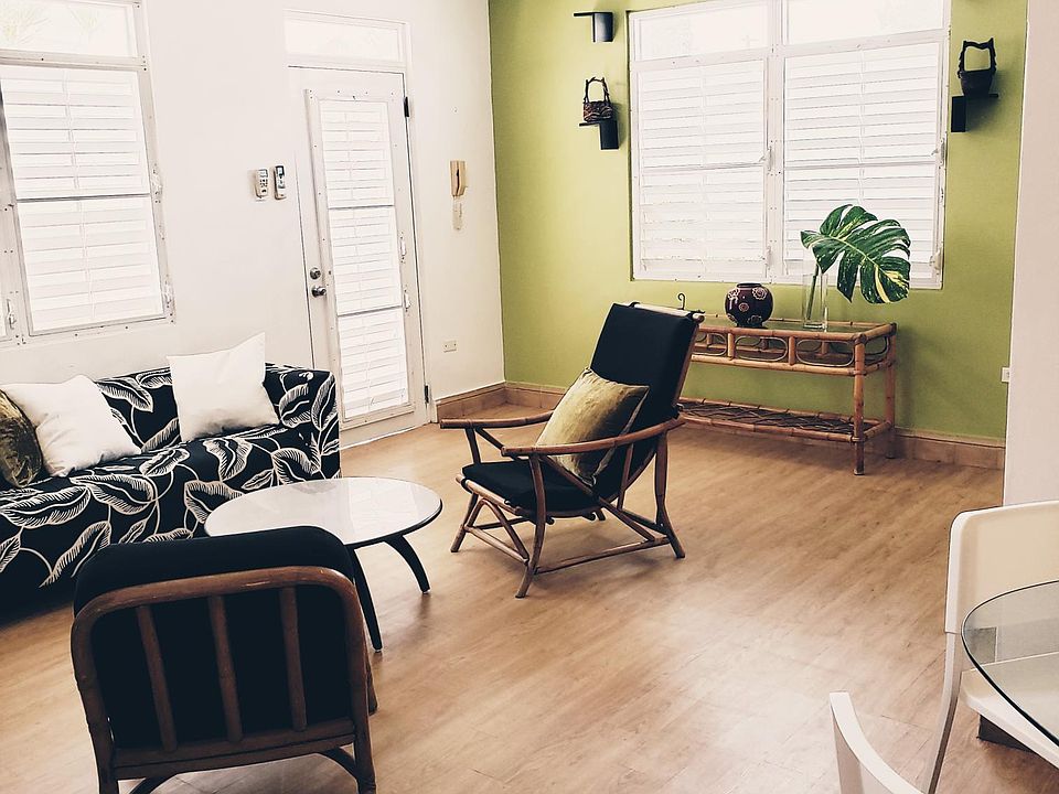 Living Room 12' high ceiling, inverter A/C, ceiling fan