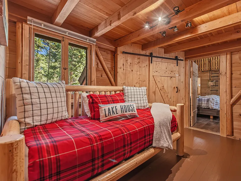 Bedroom 2: Adjacent sleeping area with Twin Day Bed