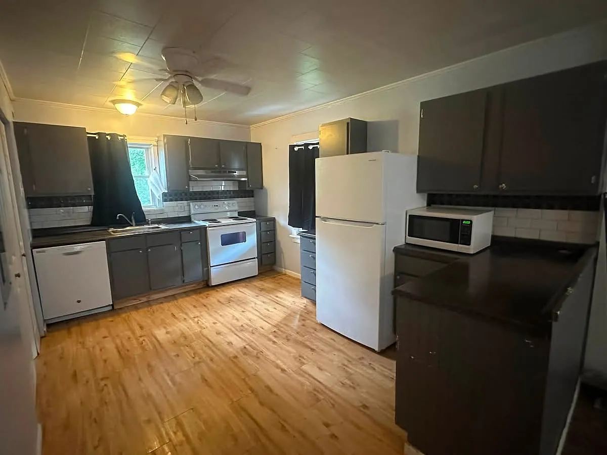 2 bed, 806 sqft, $950 — Photo 3