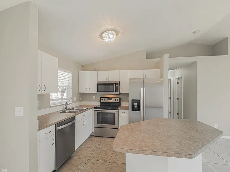 1726 SW 22nd St — Photo 5