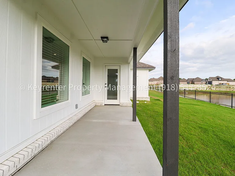 2908 S Redwood Ave — Photo 36
