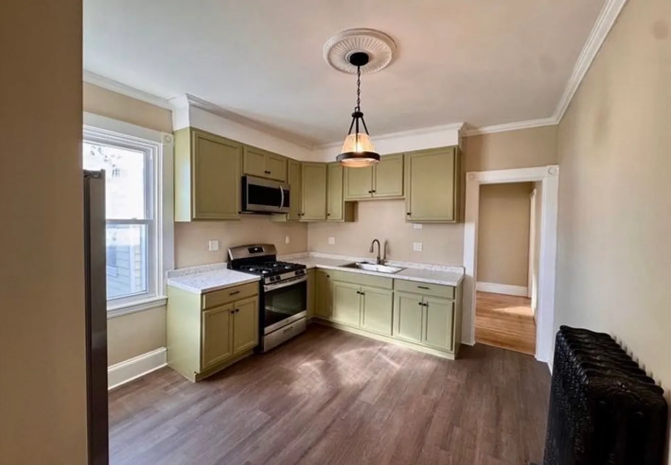 3 bed, 1200 sqft, $2,500 — Photo 2