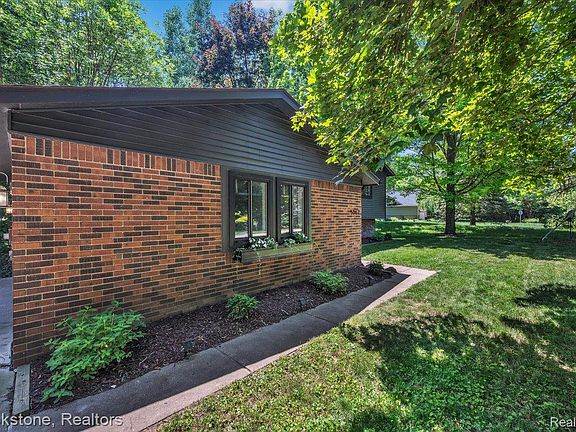 5th image of 5067 Algonquin Blvd